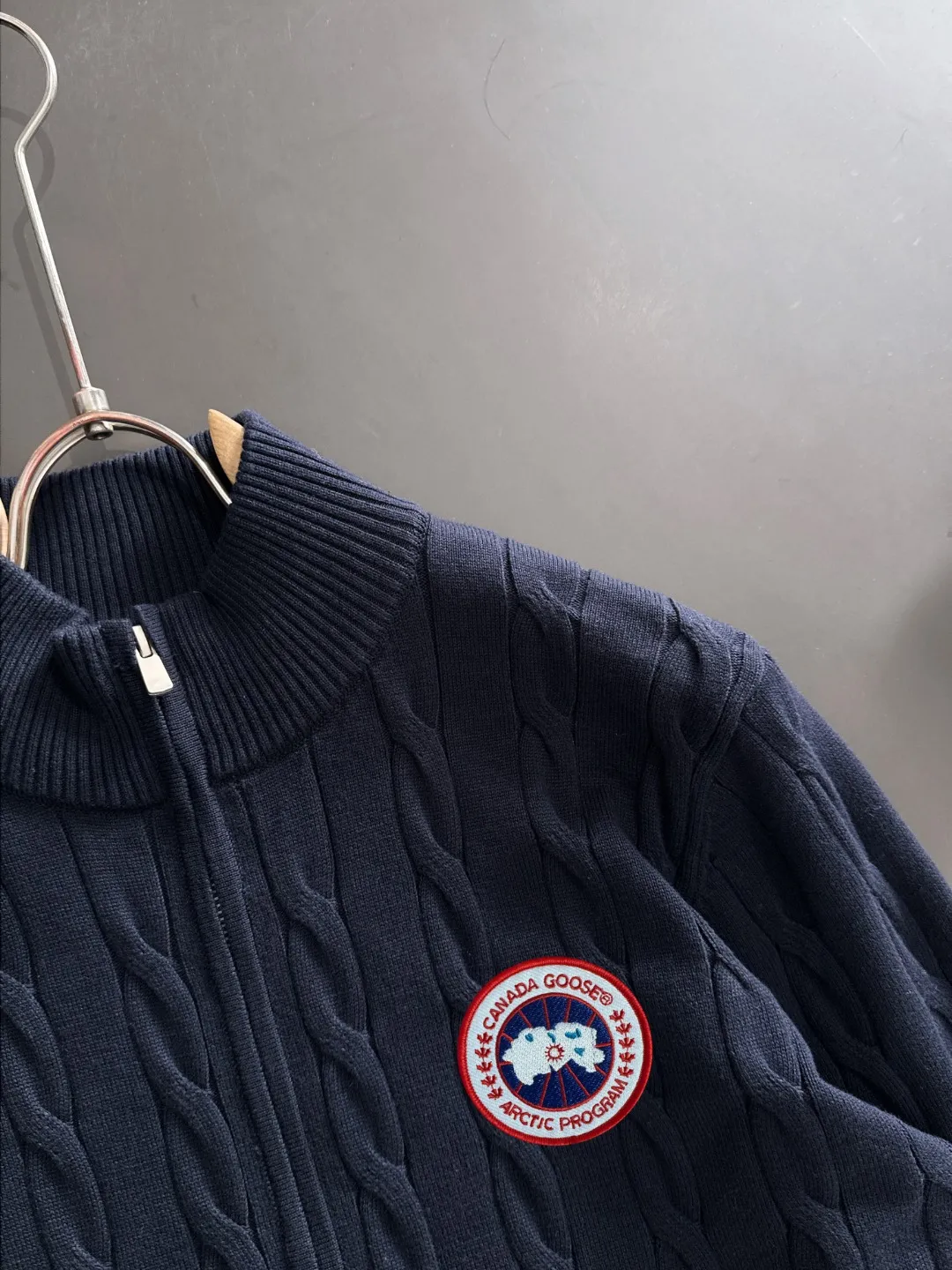 Next day shipping P460 Big Goose 2025 official website latest winter sweater, popular items are on sale at the counter simultaneously! Specially made of wool blended fabric. It feels comfortable and can be directly in contact with the skin. The logo badge is exquisitely embroidered, which is extremely eye-catching! The details highlight the fashionable charm of big brands. Exquisite workmanship. Three-dimensional cutting style. The wearing effect is invincible and handsome! All three standards are complete! Size: M-3XL